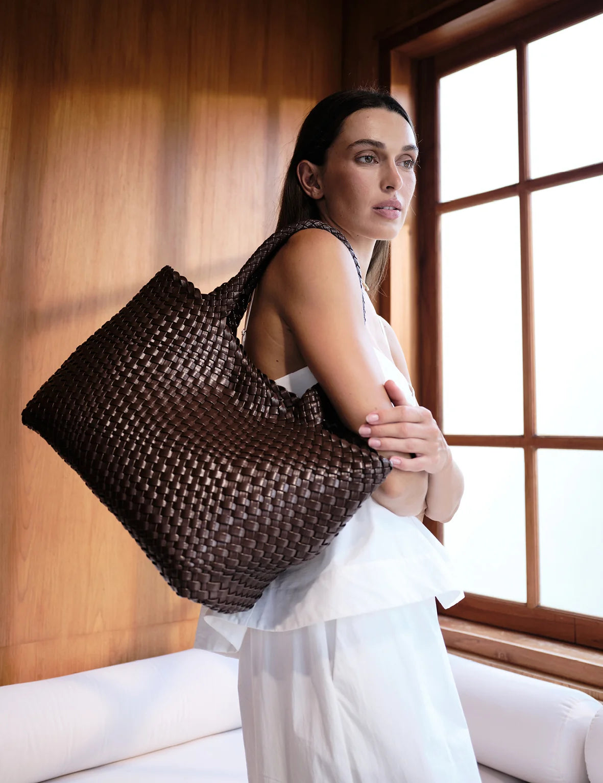 WOVEN TOTE BAG in Brown by La Tribe