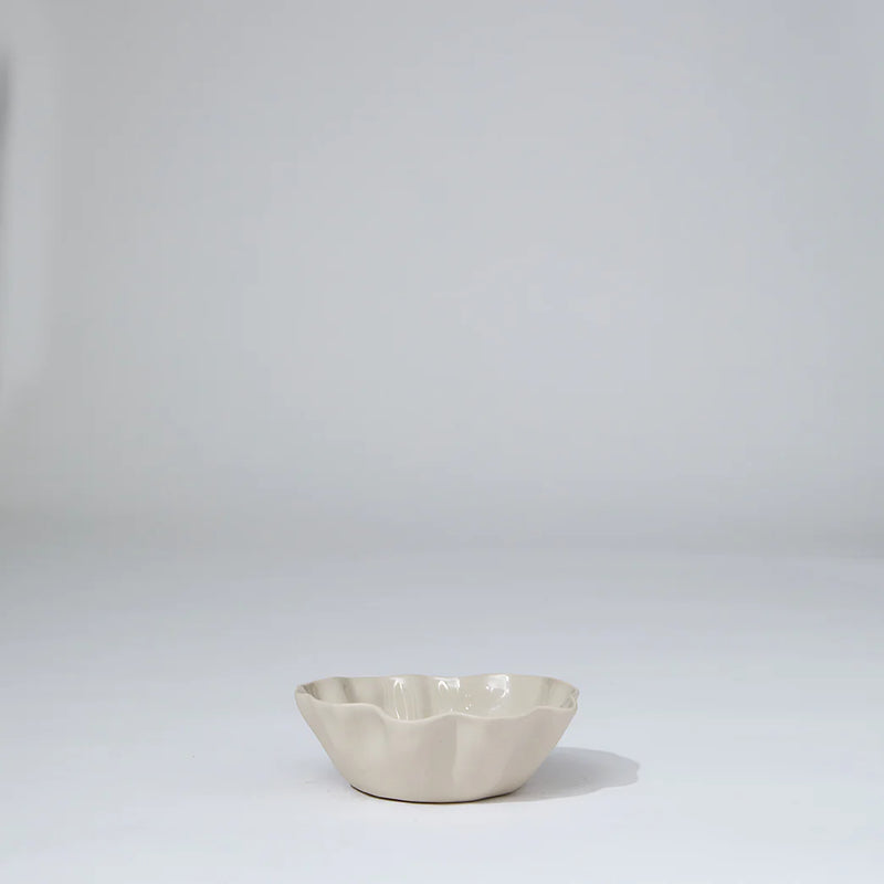 RUFFLE BOWL SMALL in Chalk White from Marmoset Found