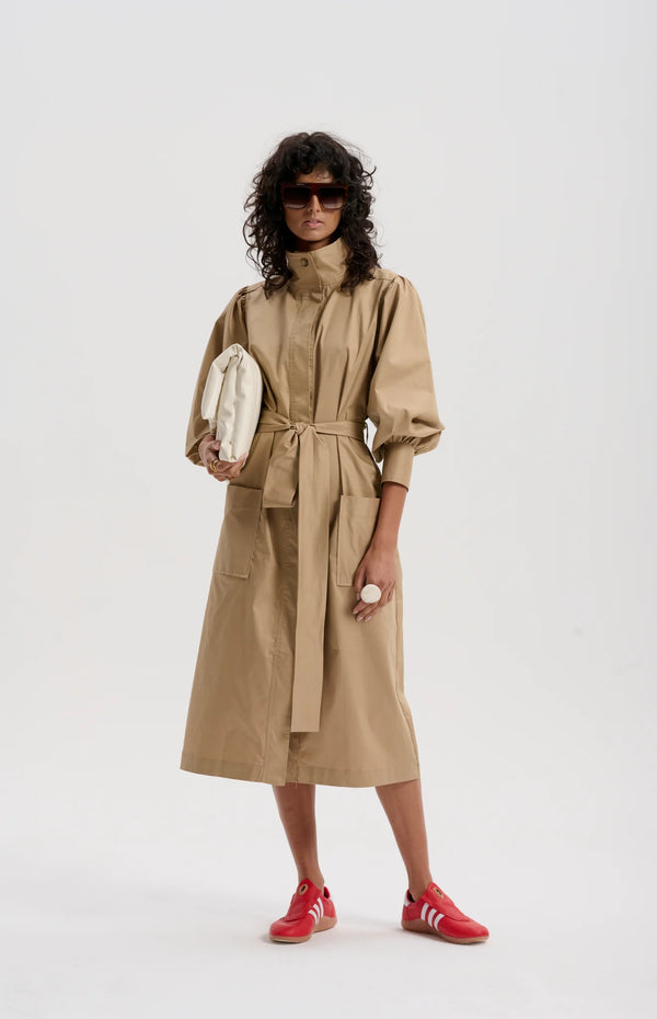 TRENCH WITH STORM COLLAR in Toffee from Le Stripe